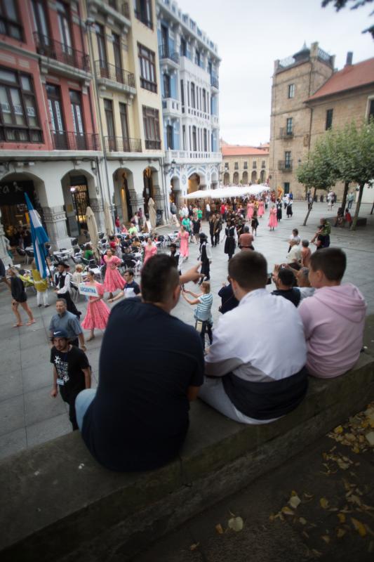 Grupos de cinco países, España, Argentina, Serbia, Tahutí y Sri Lanka participan en el Festival Folclórico Internacional de Avilés, donde protagonizan desfiles y dos galas.