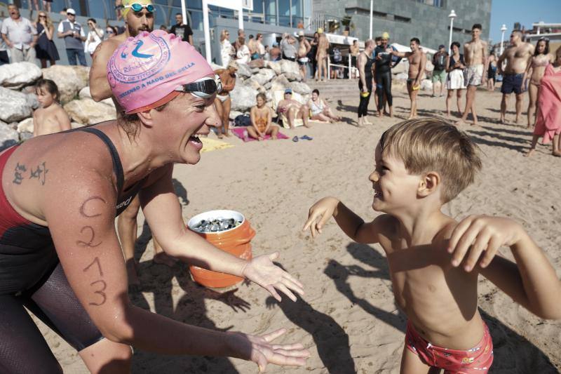 La nadadora del Santa Olaya volvió a ser la más rápida en una travesía en la que Hugo Sánchez acabó primero en categoría masculina.