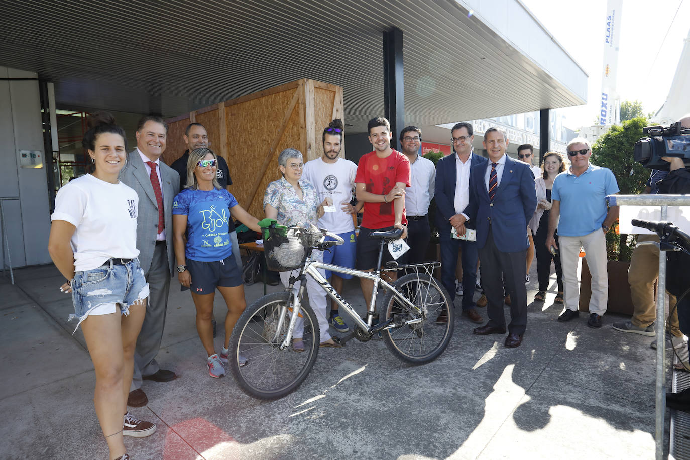 Los más rezagados todavía pueden acercarse hasta el recinto ferial Luis Adaro. Durante la jornada de este viernes miles de asturianos y turistas disfrutaron de las distintas alternativas que ofrece la Feria. 