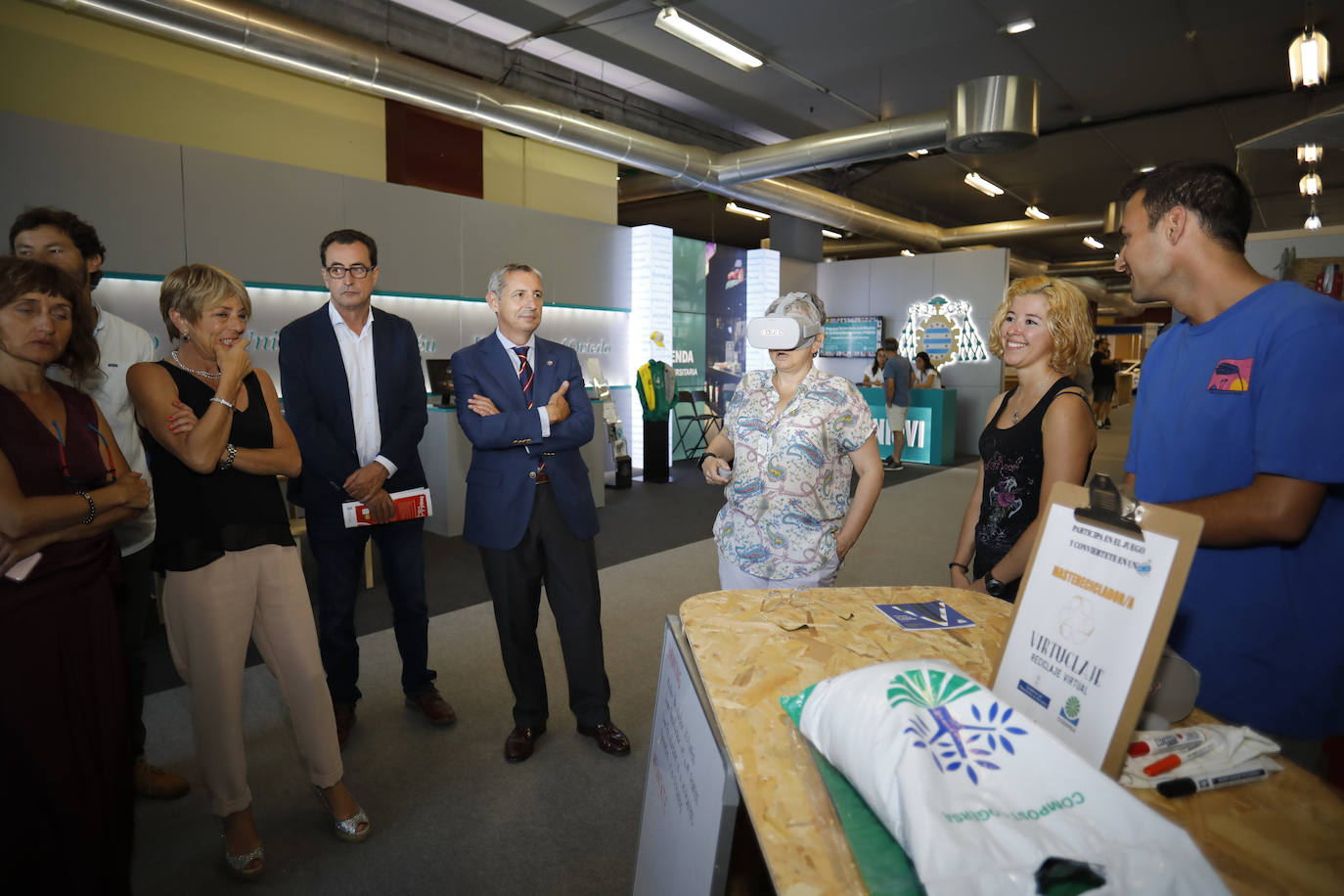 Los más rezagados todavía pueden acercarse hasta el recinto ferial Luis Adaro. Durante la jornada de este viernes miles de asturianos y turistas disfrutaron de las distintas alternativas que ofrece la Feria. 