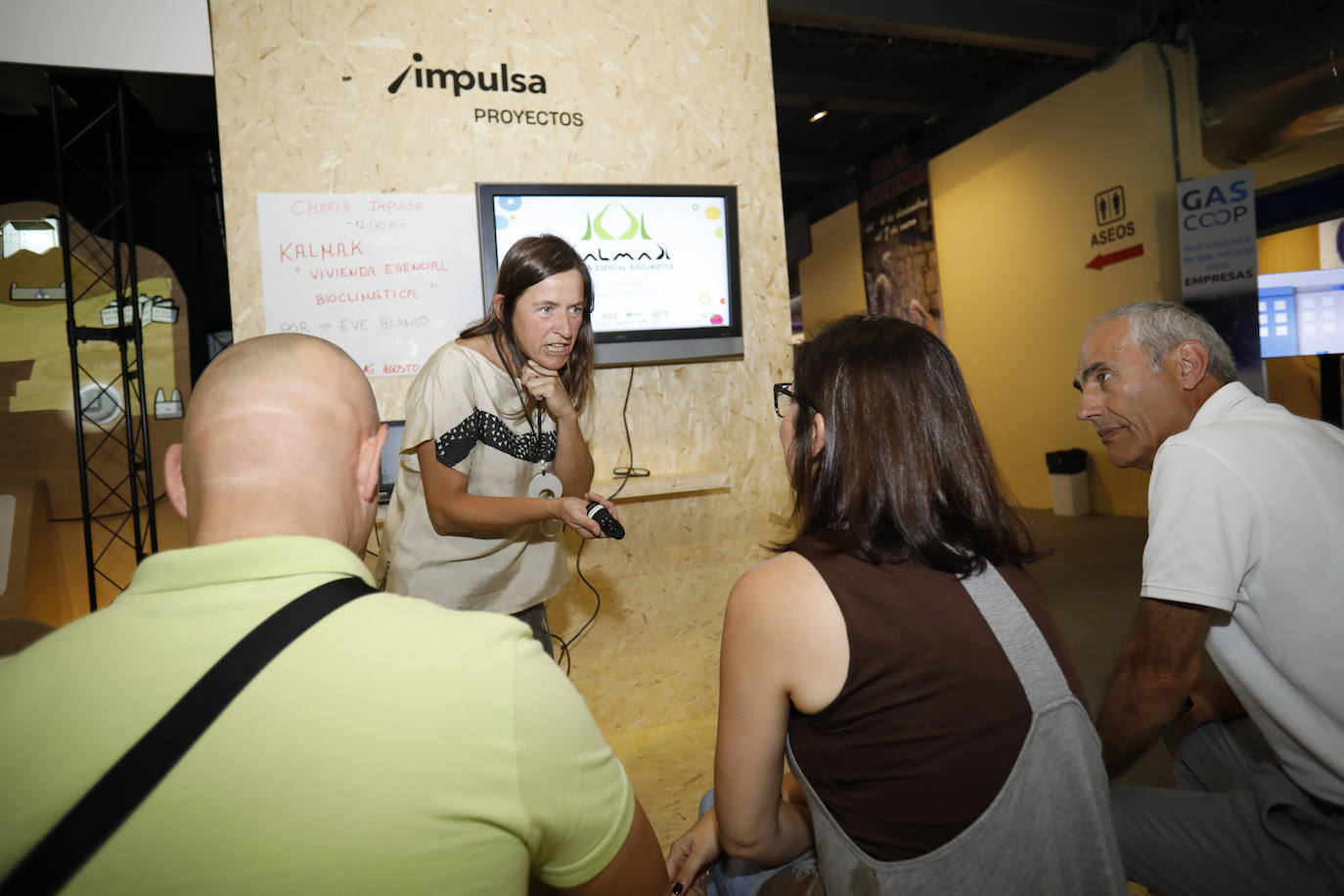 Los más rezagados todavía pueden acercarse hasta el recinto ferial Luis Adaro. Durante la jornada de este viernes miles de asturianos y turistas disfrutaron de las distintas alternativas que ofrece la Feria. 