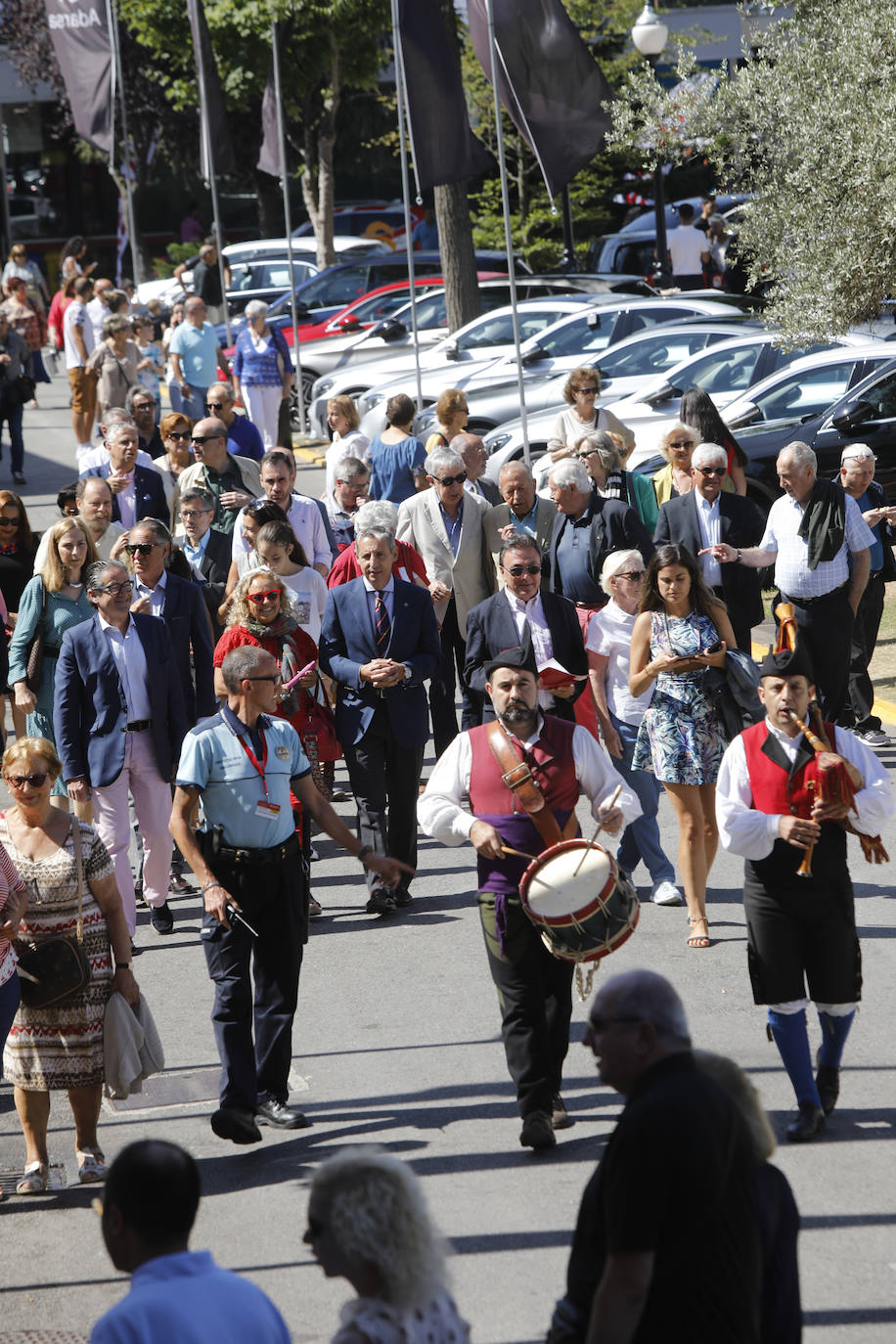 Los más rezagados todavía pueden acercarse hasta el recinto ferial Luis Adaro. Durante la jornada de este viernes miles de asturianos y turistas disfrutaron de las distintas alternativas que ofrece la Feria. 
