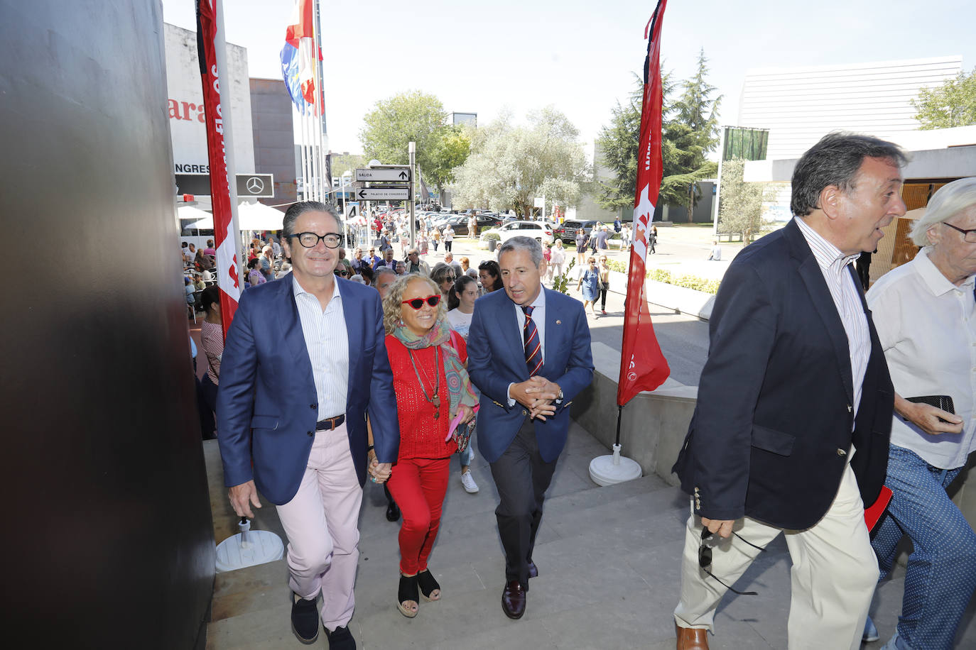 Los más rezagados todavía pueden acercarse hasta el recinto ferial Luis Adaro. Durante la jornada de este viernes miles de asturianos y turistas disfrutaron de las distintas alternativas que ofrece la Feria. 