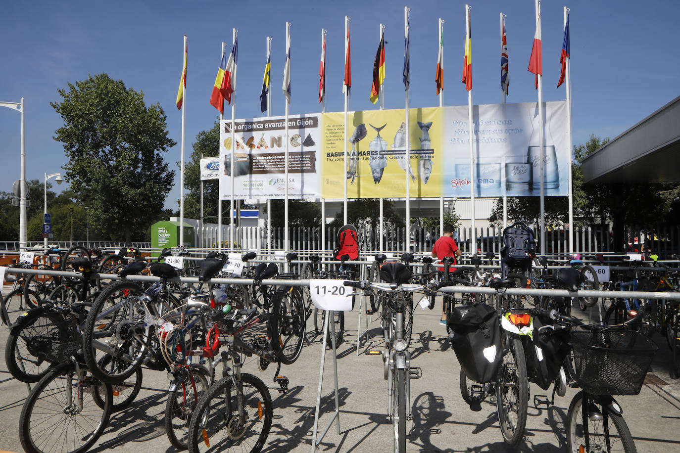 Los más rezagados todavía pueden acercarse hasta el recinto ferial Luis Adaro. Durante la jornada de este viernes miles de asturianos y turistas disfrutaron de las distintas alternativas que ofrece la Feria. 