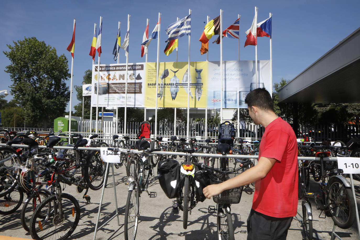 Los más rezagados todavía pueden acercarse hasta el recinto ferial Luis Adaro. Durante la jornada de este viernes miles de asturianos y turistas disfrutaron de las distintas alternativas que ofrece la Feria. 