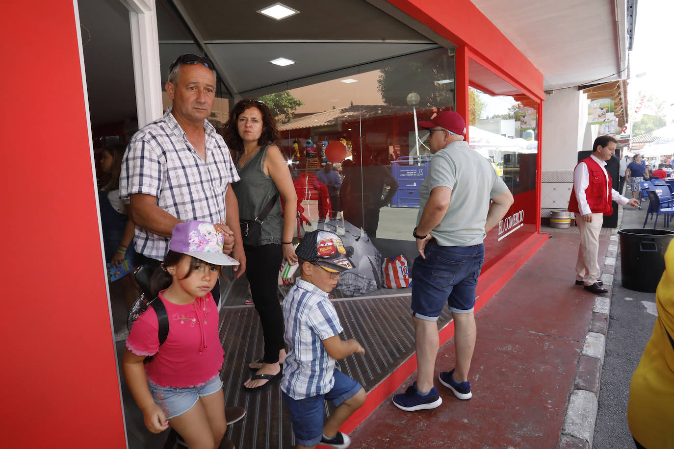 Los más rezagados todavía pueden acercarse hasta el recinto ferial Luis Adaro. Durante la jornada de este viernes miles de asturianos y turistas disfrutaron de las distintas alternativas que ofrece la Feria. 