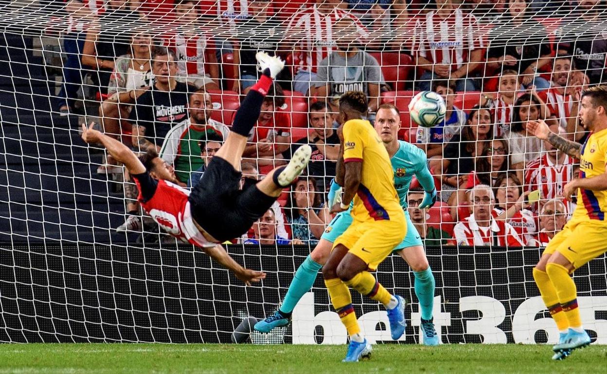Aritz Aduriz marcó el primer gol de la Liga 19-20 con este remate acrobático con el que el Athletic derrotó al Barcelona en San Mamés