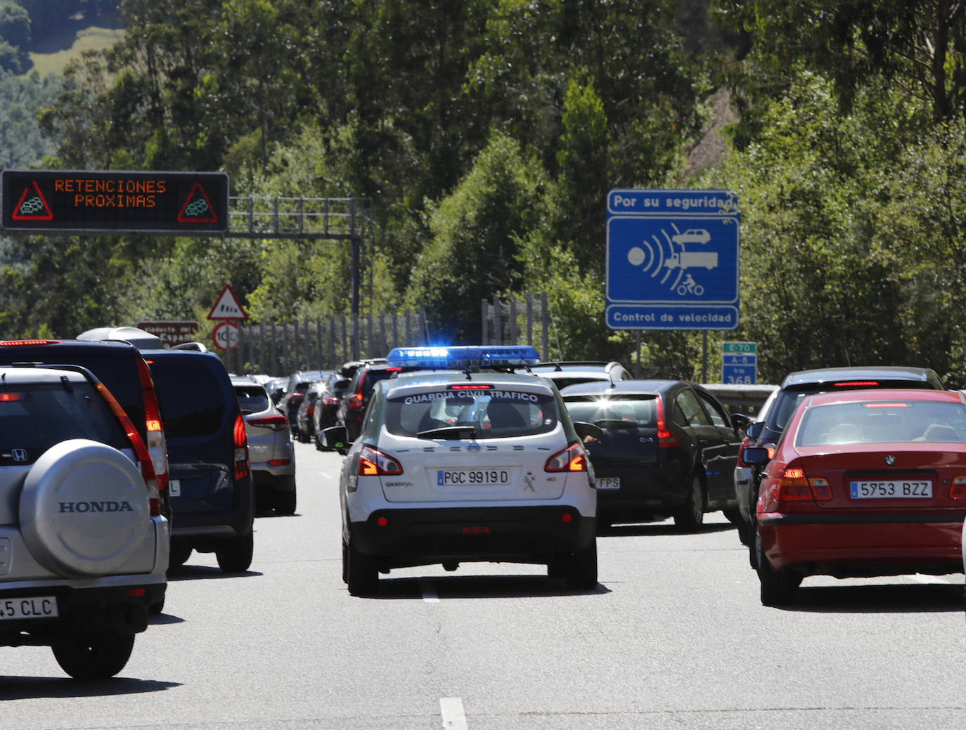 La afluencia a las playas provoca atascos kilométricos en la A-8, a la altura de Villaviciosa.