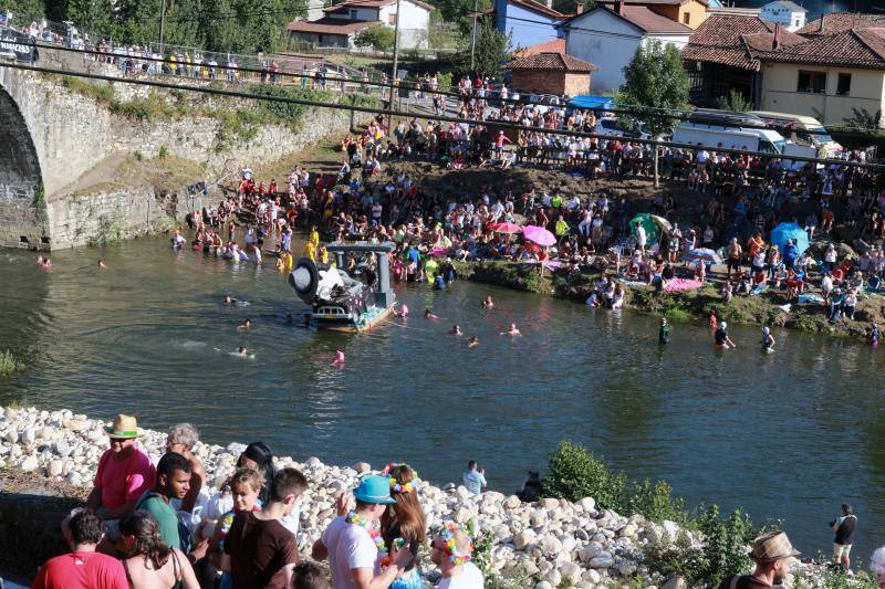 Cientos de personas se dan cita en una de las fiestas más populares del verano asturiano.