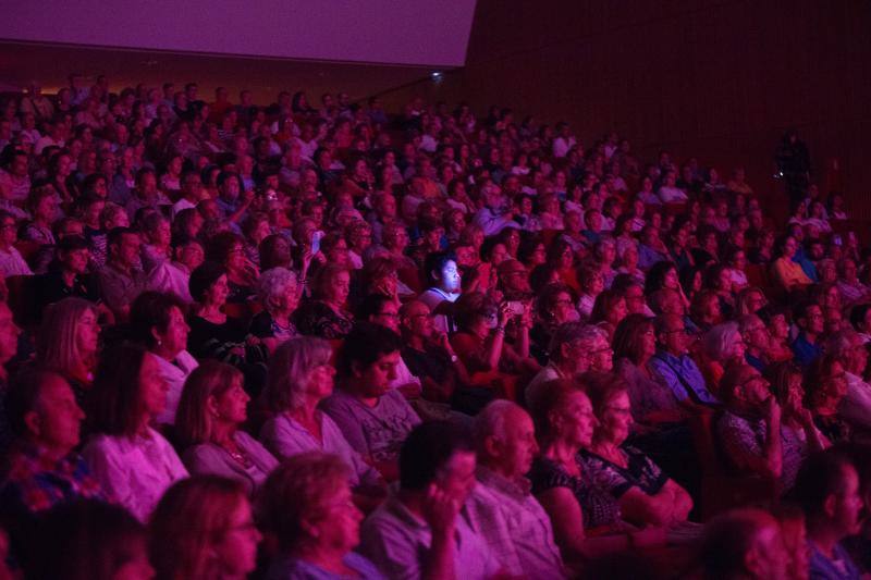 El auditorio del centro cultural avilesino acogió un espectáculo en el que tomaron parte grupos de Argentina, Serbia, Sri Lanka y Tahíti. 