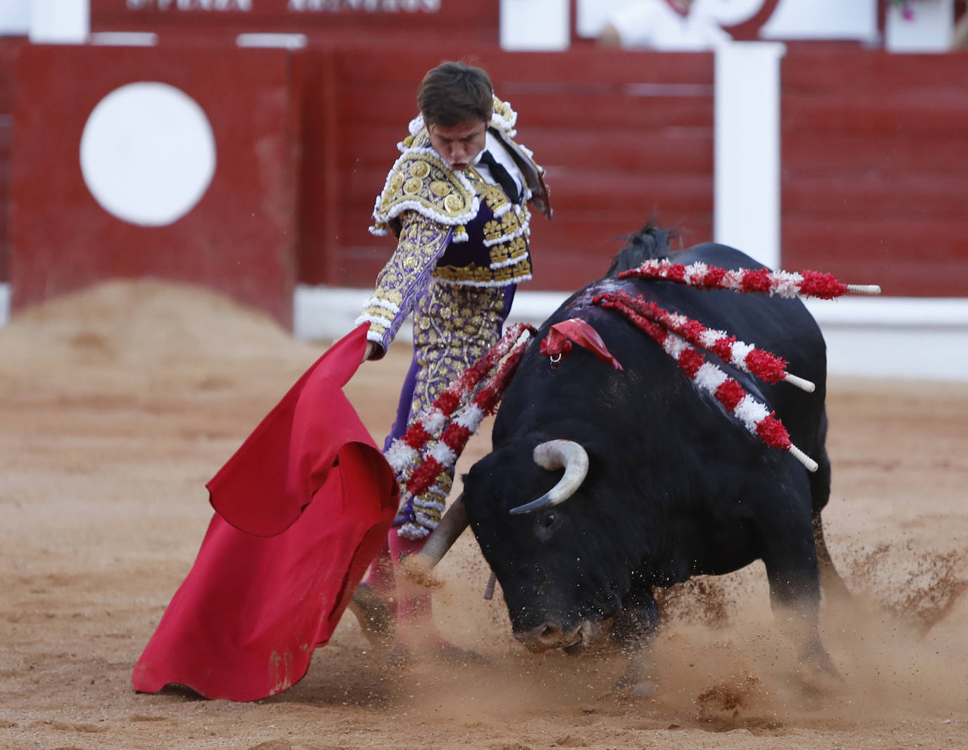 Los diestros José Antonio «Morante de la Puebla» esculpió hoy en Gijón una auténtica obra de arte a su segundo toro, al que cortó las dos orejas, y salió a hombros junto a Julián López «El Juli», al que regalaron otras dos del quinto, en una tarde en la que Aguado se cerró la Puerta Grande con la espada. 