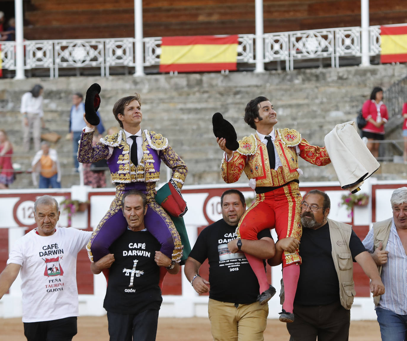 Los diestros José Antonio «Morante de la Puebla» esculpió hoy en Gijón una auténtica obra de arte a su segundo toro, al que cortó las dos orejas, y salió a hombros junto a Julián López «El Juli», al que regalaron otras dos del quinto, en una tarde en la que Aguado se cerró la Puerta Grande con la espada. 