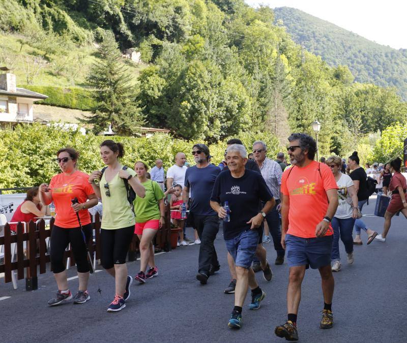 El consejero de Desarrollo Rural, Alejandro Calvo, y los regidores de siete concejos asturianos suscriben un manifiesto para combatir la despoblación.