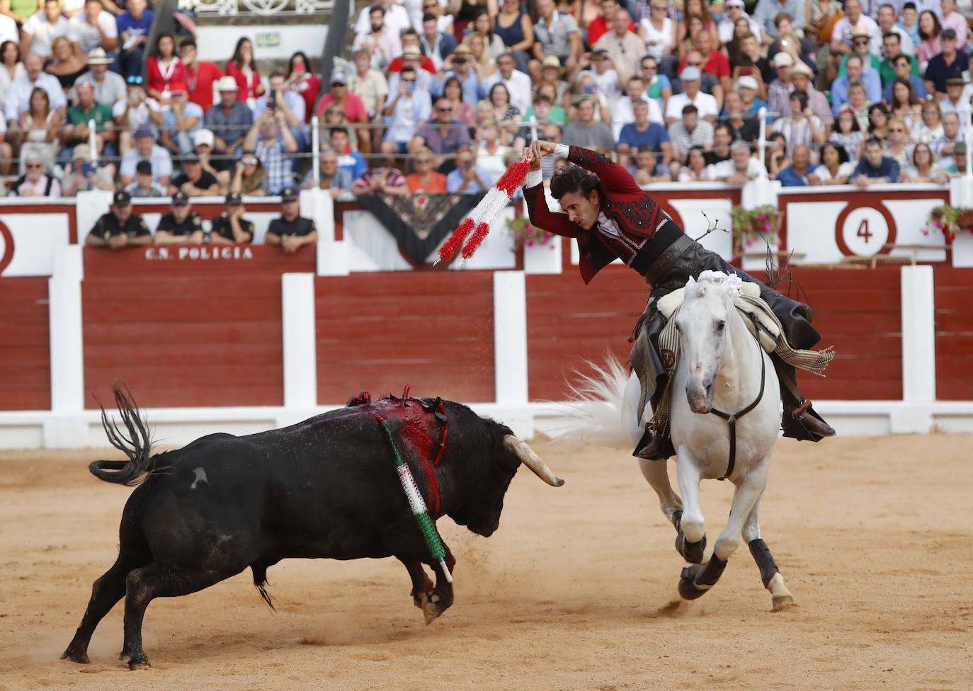 Diego Ventura pone un par de banderillas al astado. 