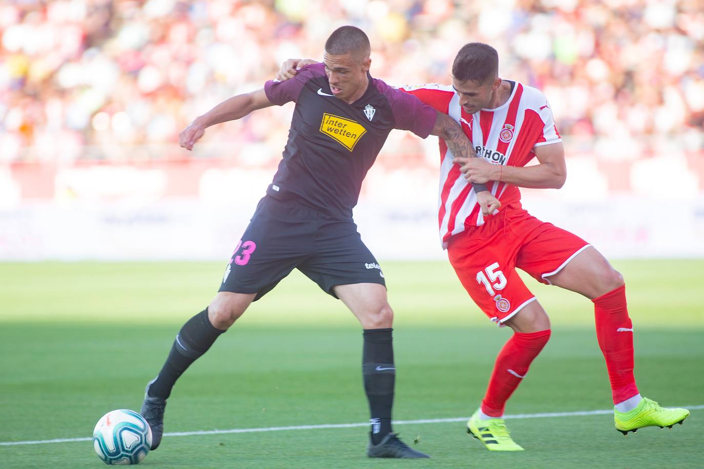 El Sporting consiguió un meritorio empate en Montilivi. Los rojiblancos jugaron gran parte de la segunda mitad con un futbolista menos por la expulsión de Damián. 