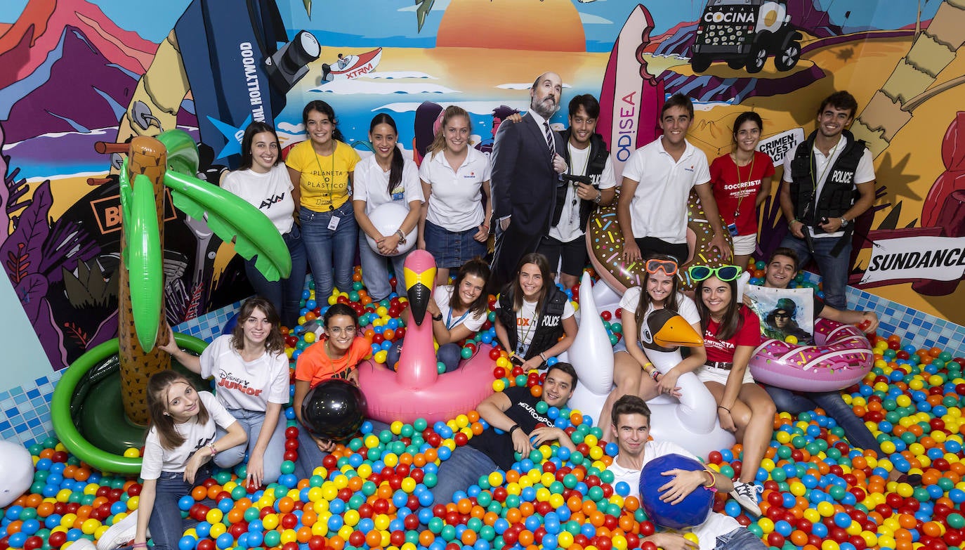 Sin ellos la Feria de Muestras sería imposible. Cientos de personas trabajan en el recinto ferial para que todo salga a la perfección y los visitantes puedan disfrutar cada año del certamen gijonés.