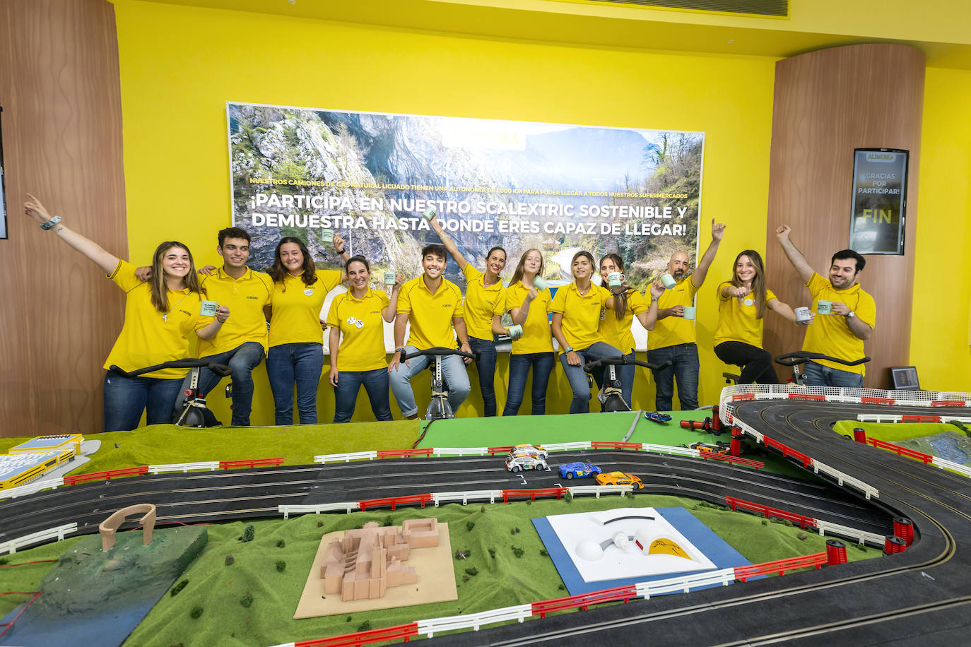 Sin ellos la Feria de Muestras sería imposible. Cientos de personas trabajan en el recinto ferial para que todo salga a la perfección y los visitantes puedan disfrutar cada año del certamen gijonés.