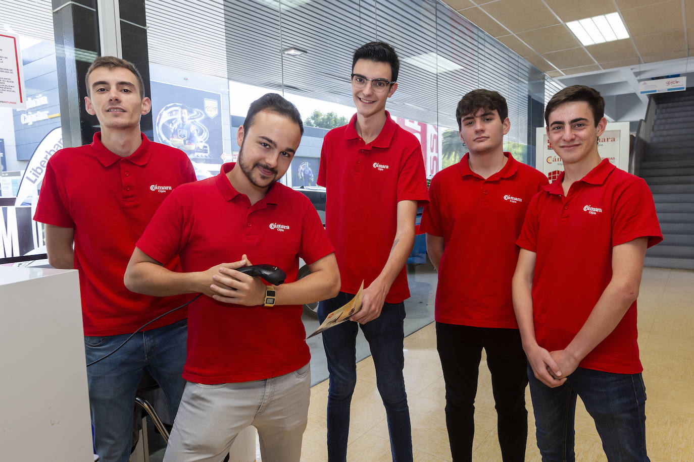 Sin ellos la Feria de Muestras sería imposible. Cientos de personas trabajan en el recinto ferial para que todo salga a la perfección y los visitantes puedan disfrutar cada año del certamen gijonés.