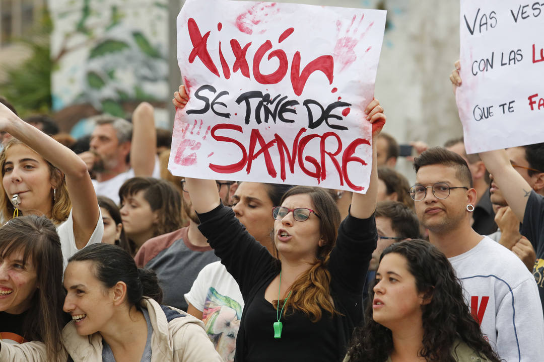 Las calles de la ciudad se llenaron de pancartas para protestar por los festejos taurinos que consideran una «tortura a los animales»