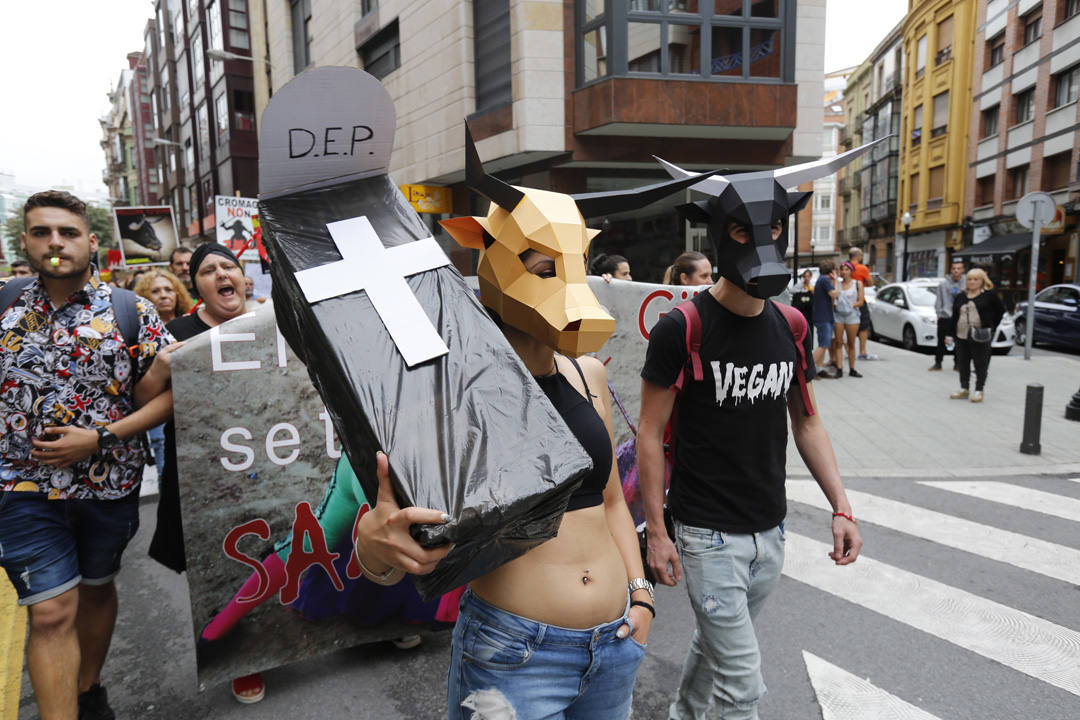 Las calles de la ciudad se llenaron de pancartas para protestar por los festejos taurinos que consideran una «tortura a los animales»