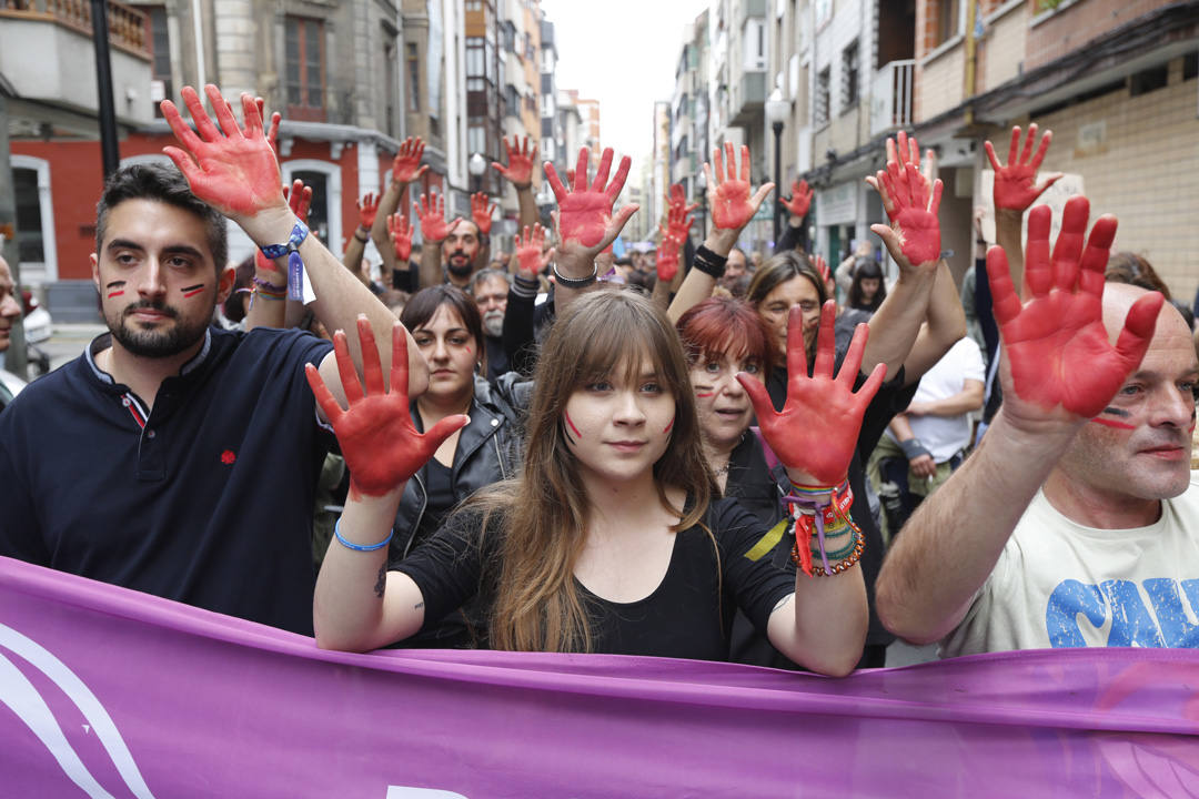 Las calles de la ciudad se llenaron de pancartas para protestar por los festejos taurinos que consideran una «tortura a los animales»