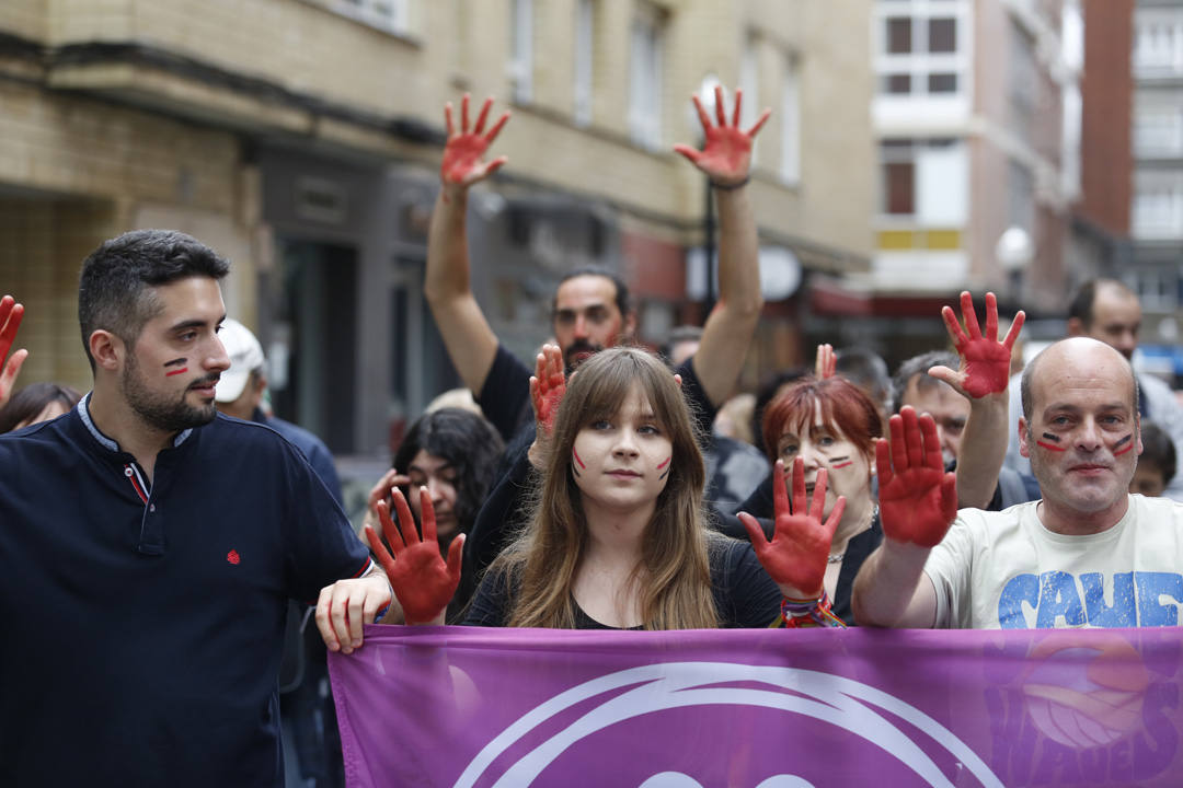 Las calles de la ciudad se llenaron de pancartas para protestar por los festejos taurinos que consideran una «tortura a los animales»
