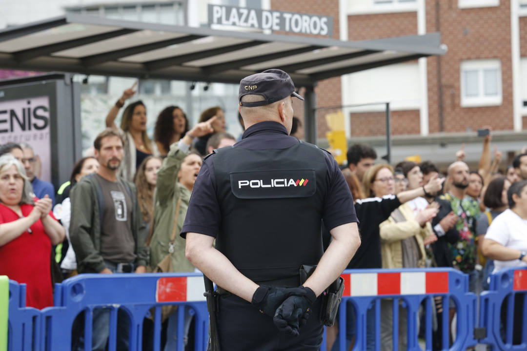 Las calles de la ciudad se llenaron de pancartas para protestar por los festejos taurinos que consideran una «tortura a los animales»
