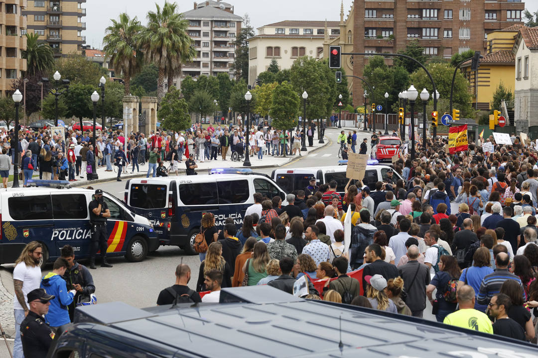 Las calles de la ciudad se llenaron de pancartas para protestar por los festejos taurinos que consideran una «tortura a los animales»