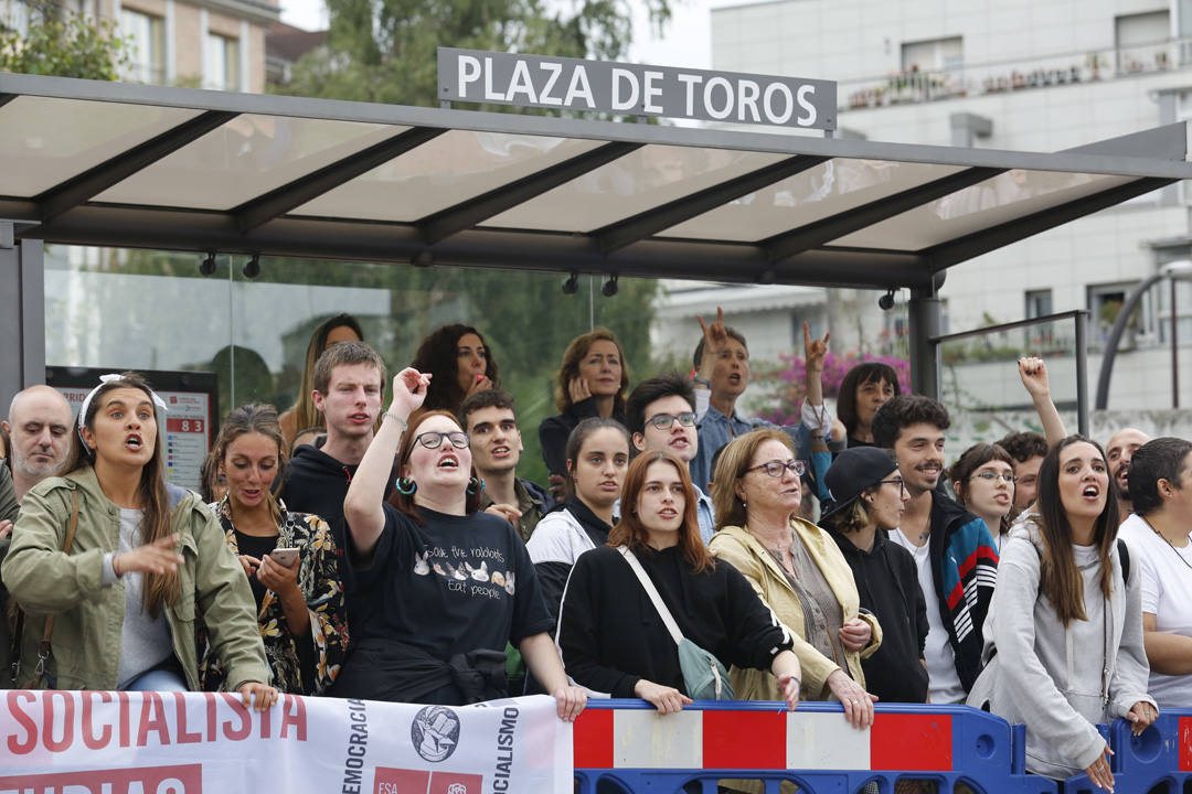 Las calles de la ciudad se llenaron de pancartas para protestar por los festejos taurinos que consideran una «tortura a los animales»