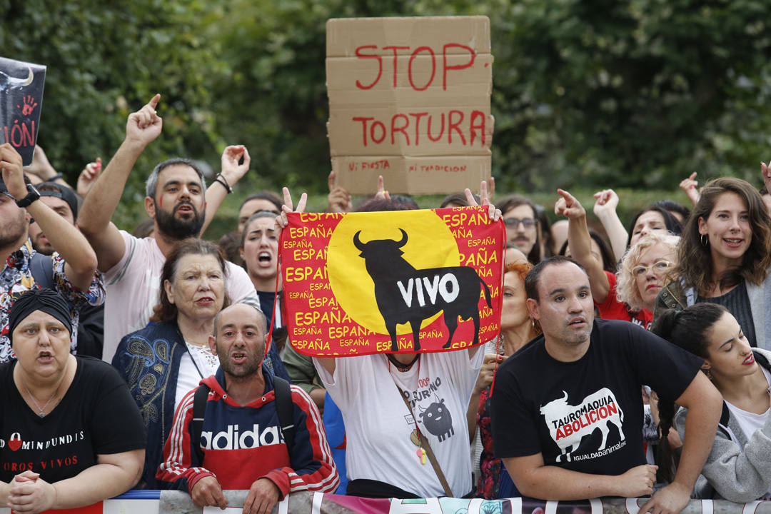 Las calles de la ciudad se llenaron de pancartas para protestar por los festejos taurinos que consideran una «tortura a los animales»
