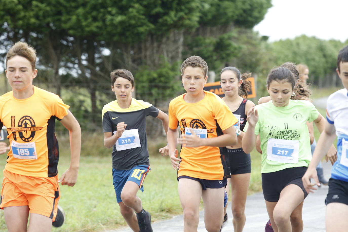 La localidad de Figueras realizó un recorrido de siete kilómetros para recaudar fondos para la Fundación Sandra Ibarra en su lucha contra el cáncer.