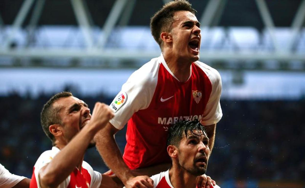 Joan Jordán (i), Sergio Reguilón (c) y Manuel Nolito (d), celebran el segundo gol del encuentro ante el RCD Espanyol.