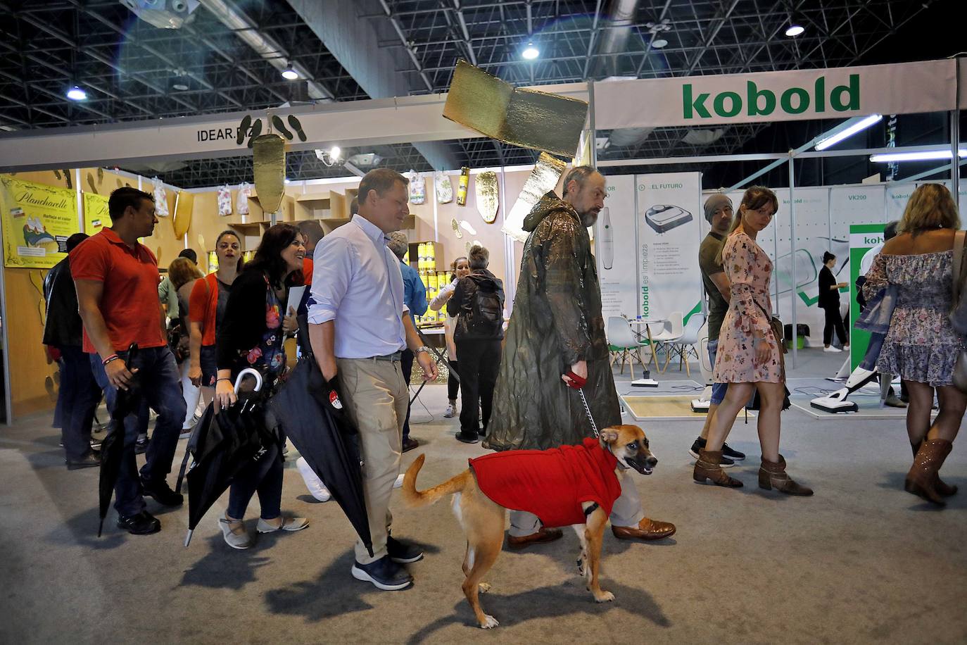 Los paraguas son los protagonistas en el útimo día de la Feria de Muestras de Asturias (Fidma).