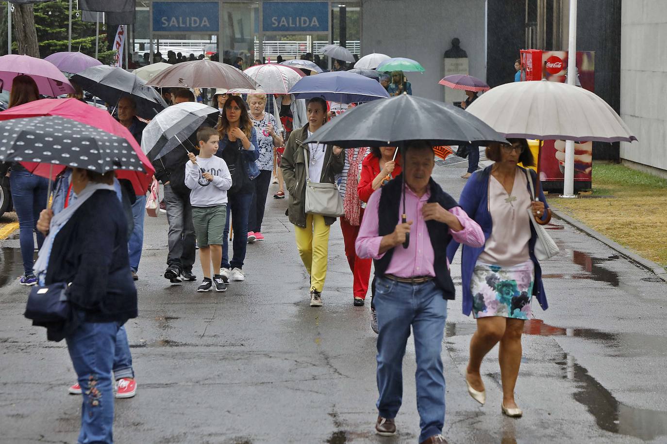 Los paraguas son los protagonistas en el útimo día de la Feria de Muestras de Asturias (Fidma).