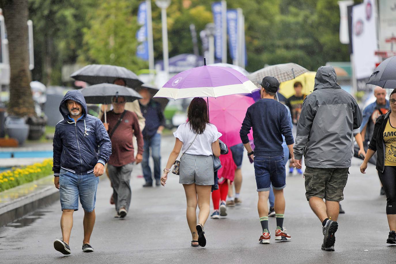 Los paraguas son los protagonistas en el útimo día de la Feria de Muestras de Asturias (Fidma).