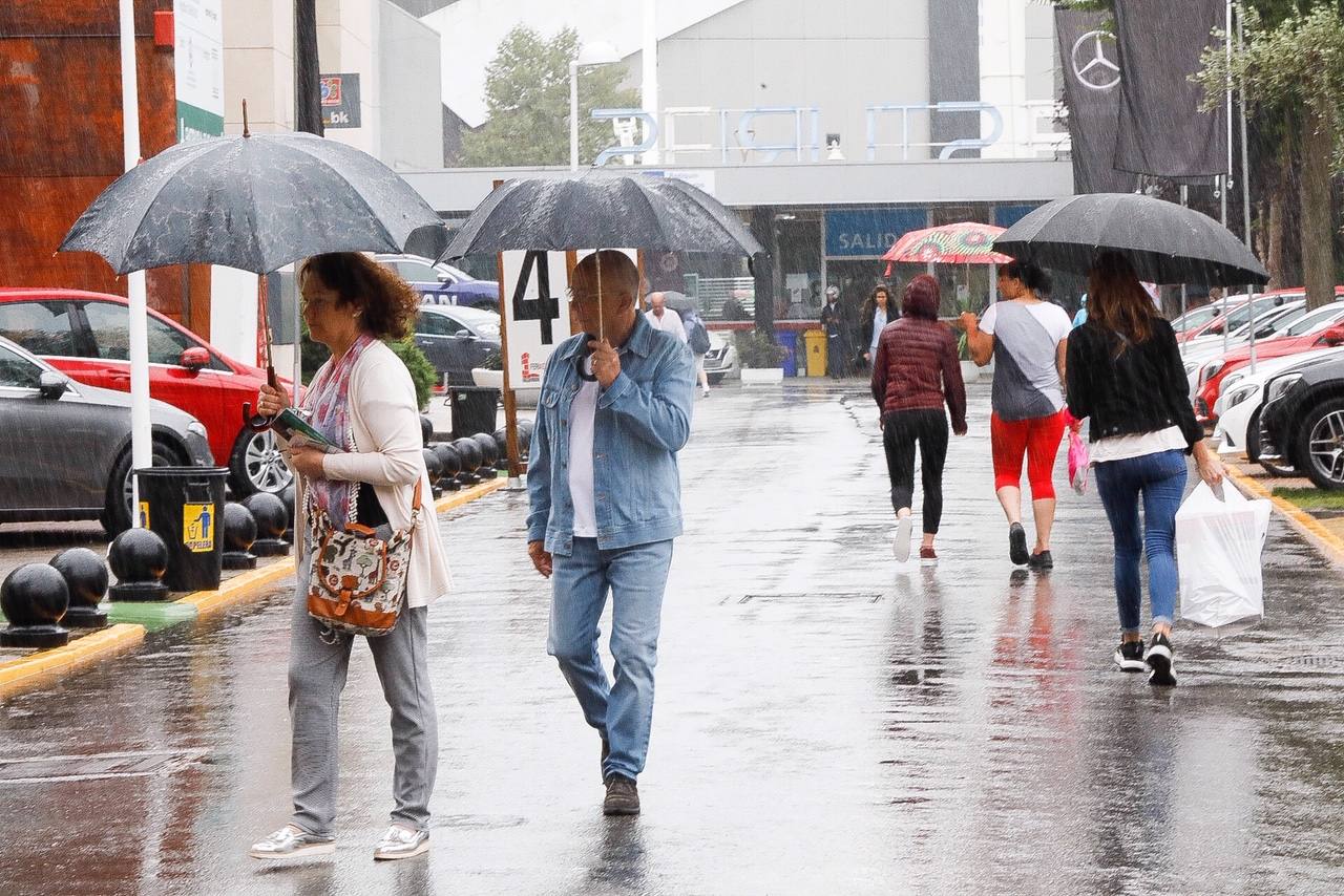 Los paraguas son los protagonistas en el útimo día de la Feria de Muestras de Asturias (Fidma).