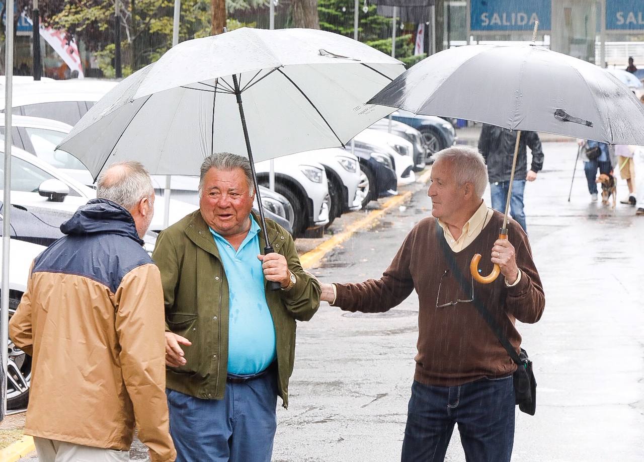 Los paraguas son los protagonistas en el útimo día de la Feria de Muestras de Asturias (Fidma).
