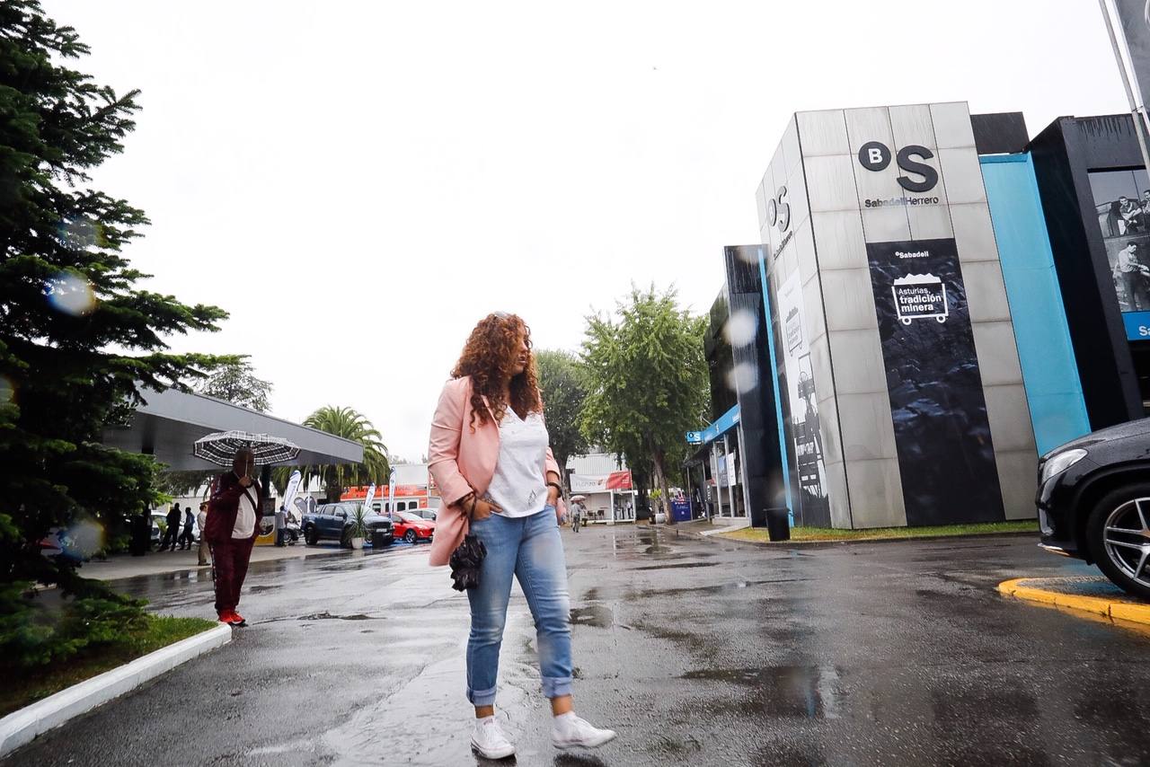 Los paraguas son los protagonistas en el útimo día de la Feria de Muestras de Asturias (Fidma).