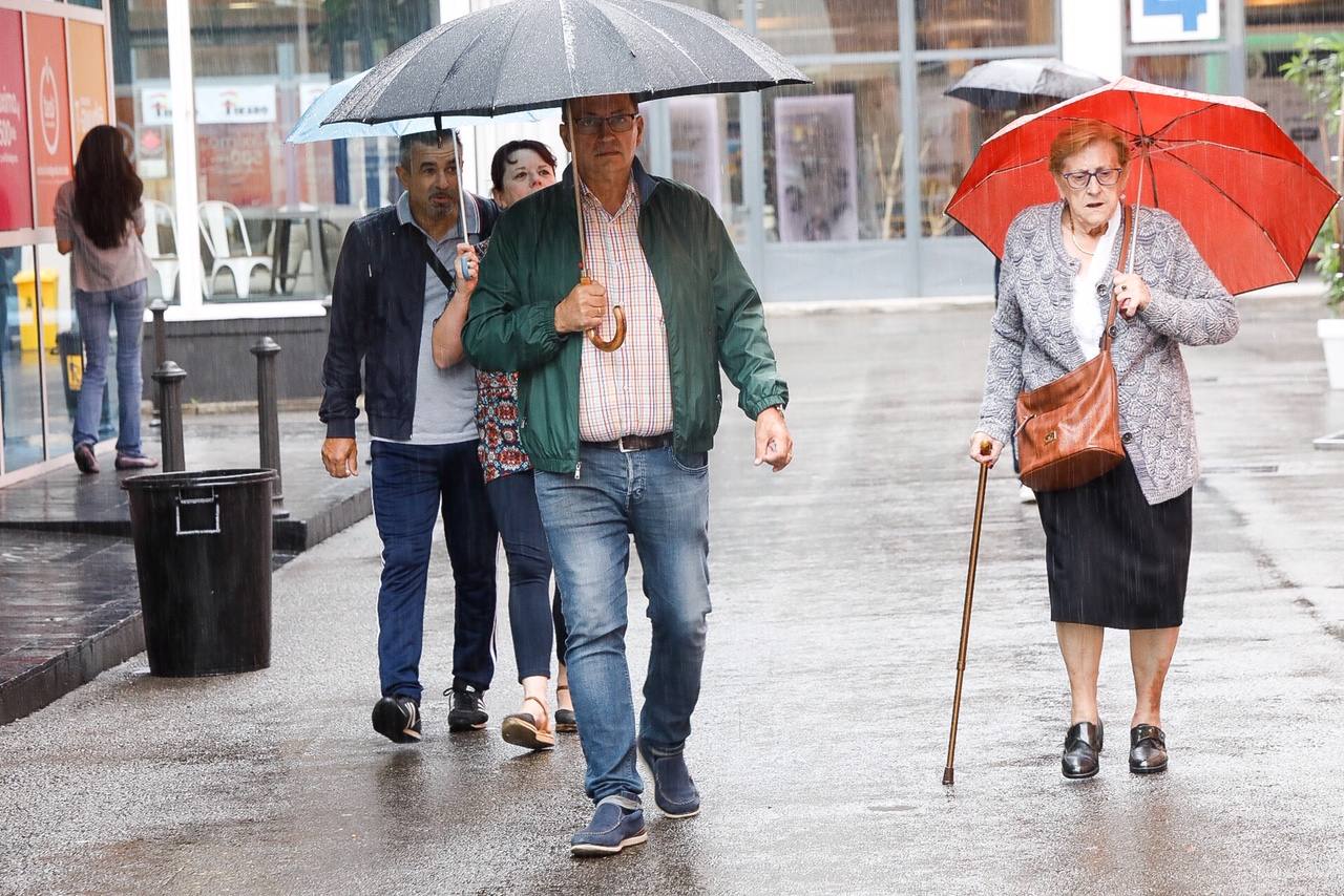 Los paraguas son los protagonistas en el útimo día de la Feria de Muestras de Asturias (Fidma).