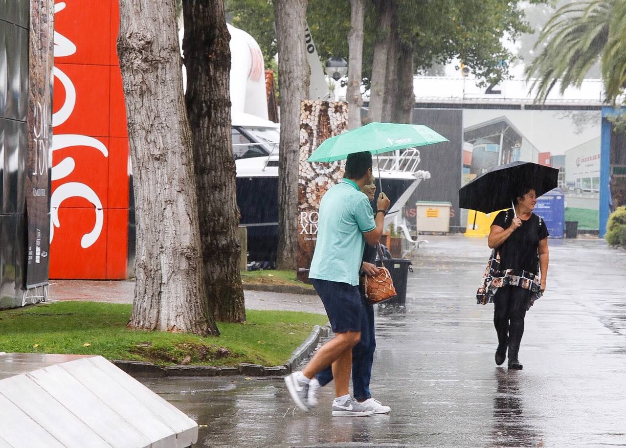 Los paraguas son los protagonistas en el útimo día de la Feria de Muestras de Asturias (Fidma).