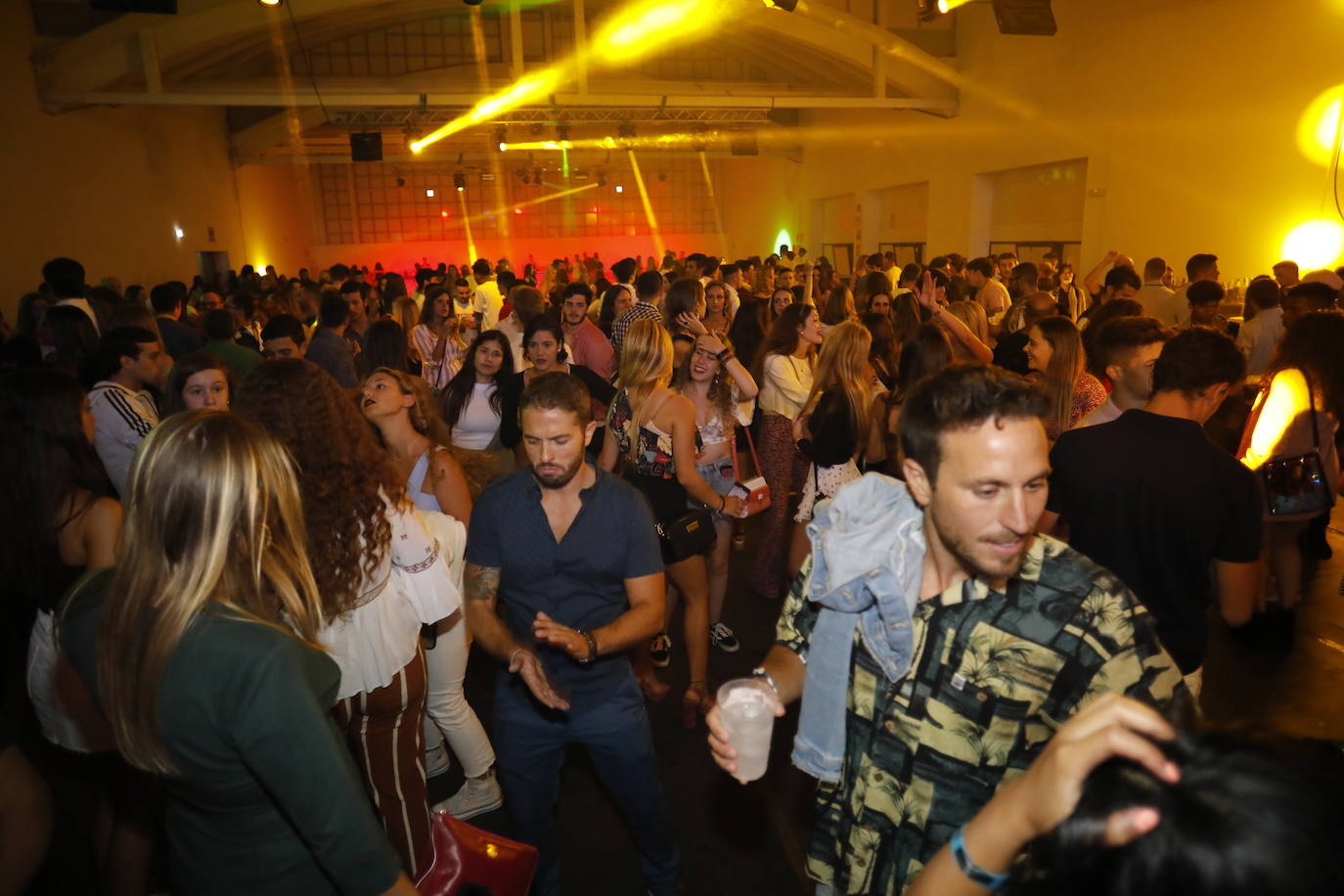 Cientos de jóvenes se dieron cita en la tradicional fiesta de fin de Feria que se celebró en las instalaciones de la Laboral. ¡Búscate en nuestra galería!