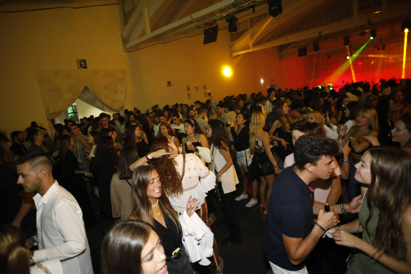 Cientos de jóvenes se dieron cita en la tradicional fiesta de fin de Feria que se celebró en las instalaciones de la Laboral. ¡Búscate en nuestra galería!