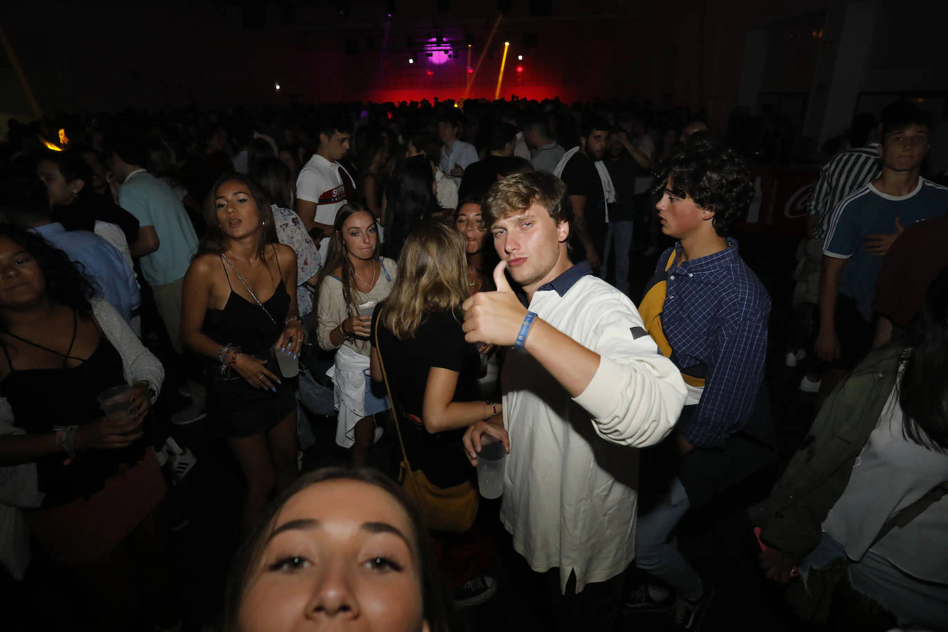 Cientos de jóvenes se dieron cita en la tradicional fiesta de fin de Feria que se celebró en las instalaciones de la Laboral. ¡Búscate en nuestra galería!