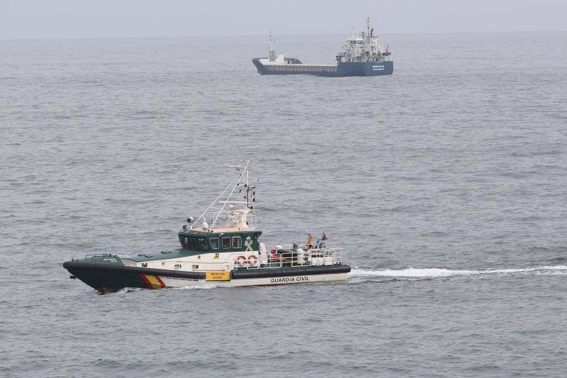 Bomberos de Asturias, Salvamento Marítimo, Guardia Civil y Policía Local de Castrillón rastrean la costa del concejo para localizar a una mujer que cayó al mar mientras pescaba de madrugada en Arnao. 