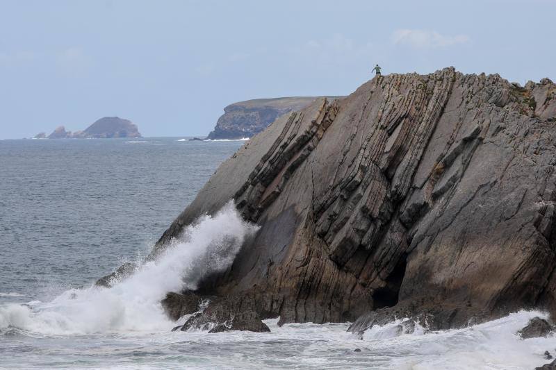 Bomberos de Asturias, Salvamento Marítimo, Guardia Civil y Policía Local de Castrillón rastrean la costa del concejo para localizar a una mujer que cayó al mar mientras pescaba de madrugada en Arnao. 