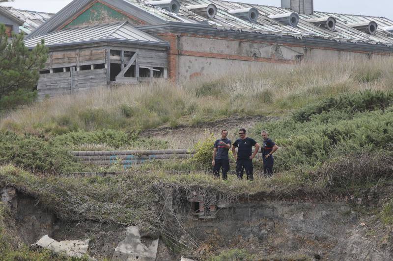 Bomberos de Asturias, Salvamento Marítimo, Guardia Civil y Policía Local de Castrillón rastrean la costa del concejo para localizar a una mujer que cayó al mar mientras pescaba de madrugada en Arnao. 