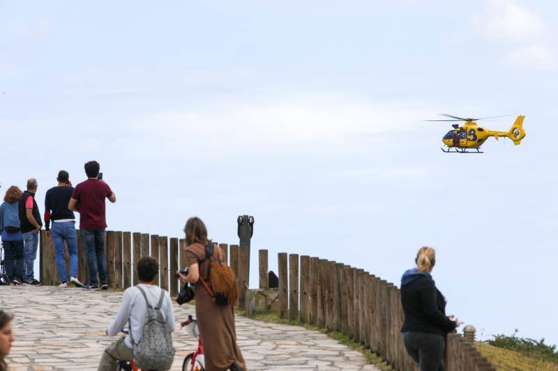 Bomberos de Asturias, Salvamento Marítimo, Guardia Civil y Policía Local de Castrillón rastrean la costa del concejo para localizar a una mujer que cayó al mar mientras pescaba de madrugada en Arnao. 