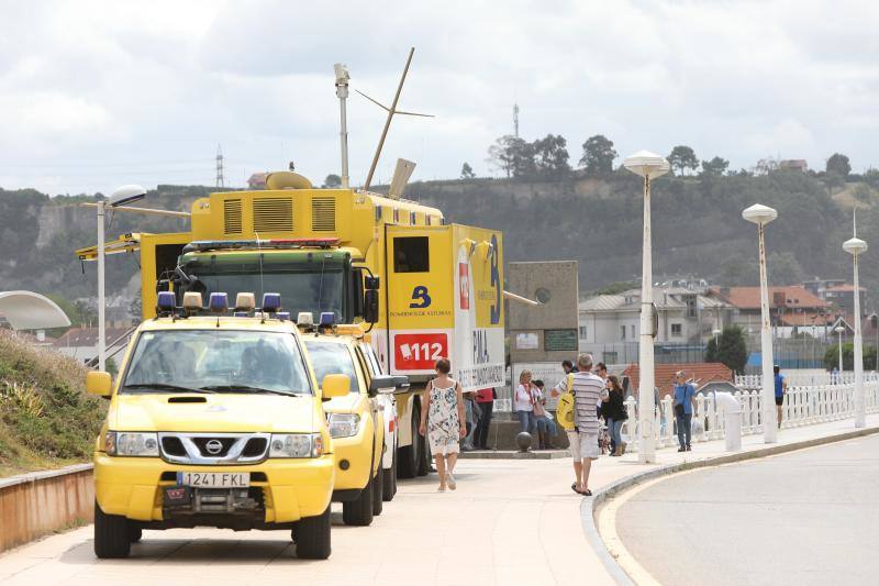 Bomberos de Asturias, Salvamento Marítimo, Guardia Civil y Policía Local de Castrillón rastrean la costa del concejo para localizar a una mujer que cayó al mar mientras pescaba de madrugada en Arnao. 