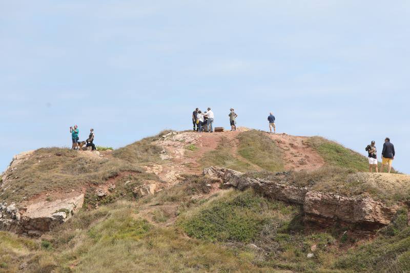 Bomberos de Asturias, Salvamento Marítimo, Guardia Civil y Policía Local de Castrillón rastrean la costa del concejo para localizar a una mujer que cayó al mar mientras pescaba de madrugada en Arnao. 