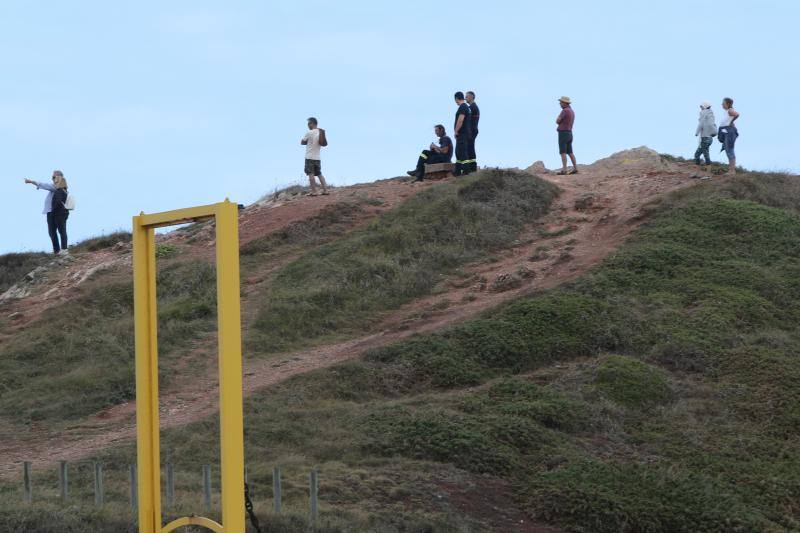 Bomberos de Asturias, Salvamento Marítimo, Guardia Civil y Policía Local de Castrillón rastrean la costa del concejo para localizar a una mujer que cayó al mar mientras pescaba de madrugada en Arnao. 